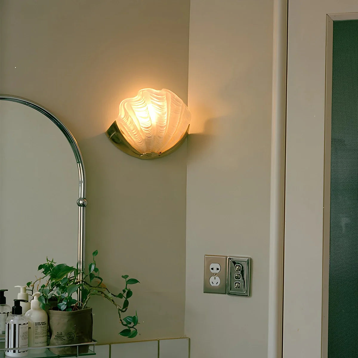 Feyran Light Luxury Brass Shell Glass Wall Lamp