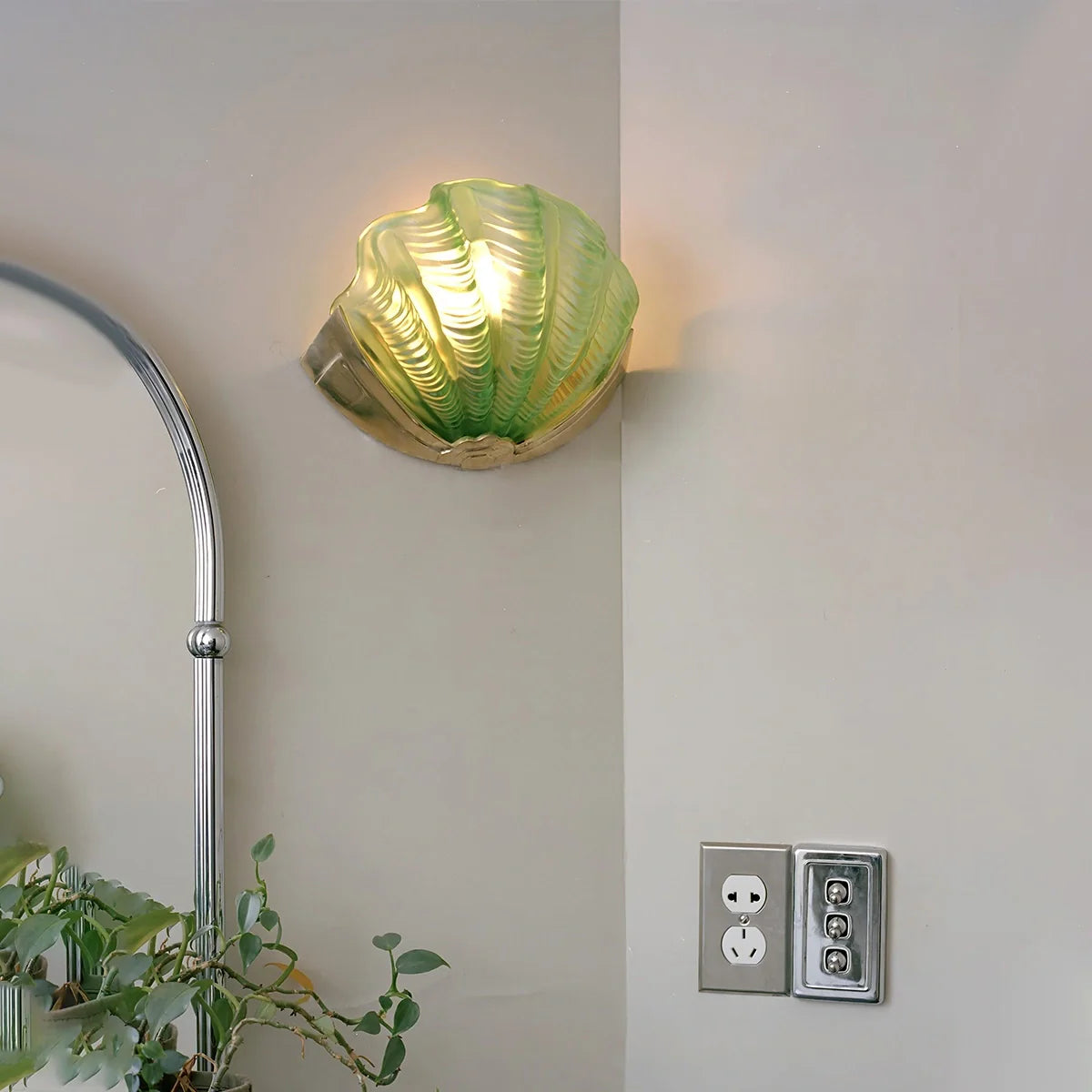 Feyran Light Luxury Brass Shell Glass Wall Lamp