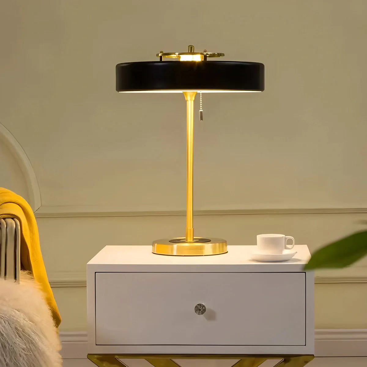 Feyran Mid-Century Round Table Lamp with Pull Chain