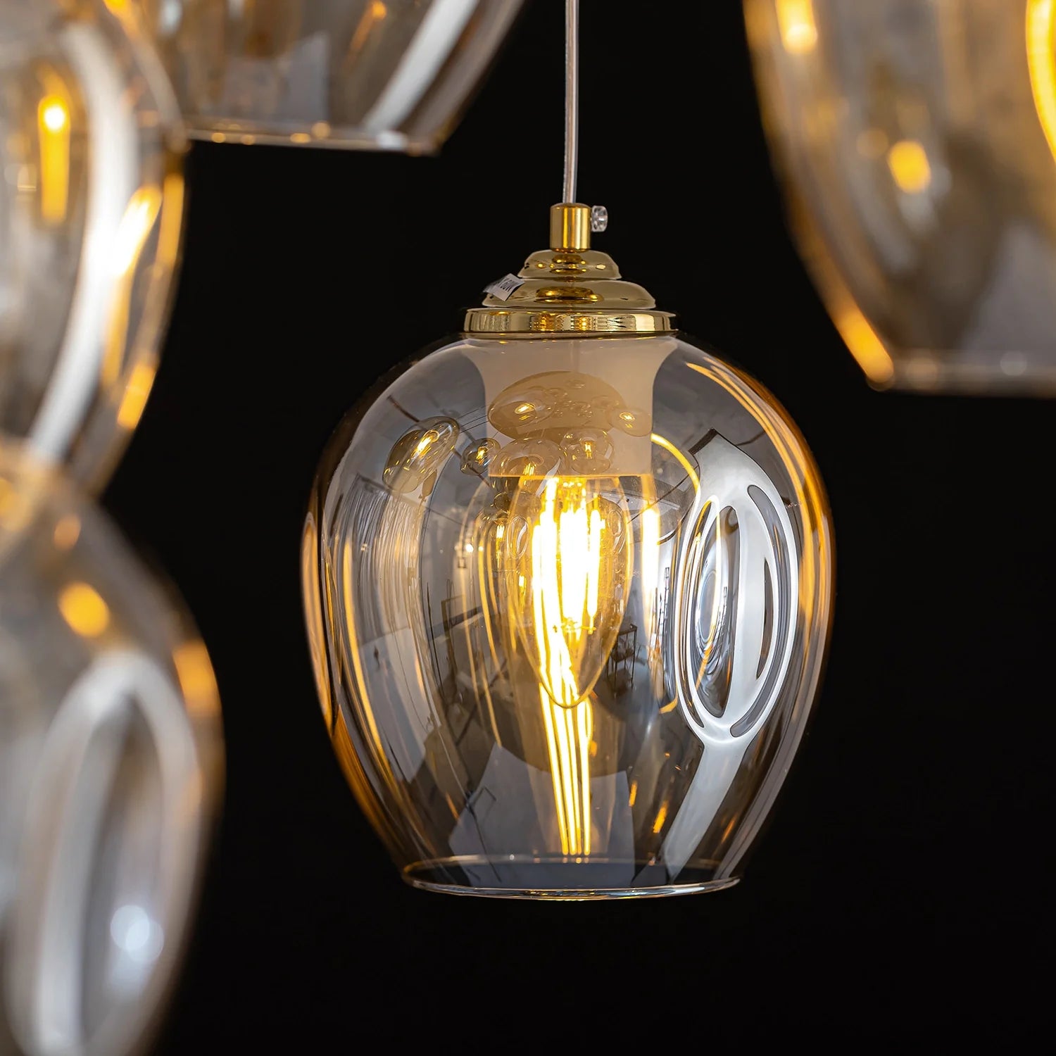 close-up-of-aura-luxury-glass-chandelier-in-foyer-Feyran-lighting